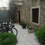 Palace Stafileo * 特罗吉尔